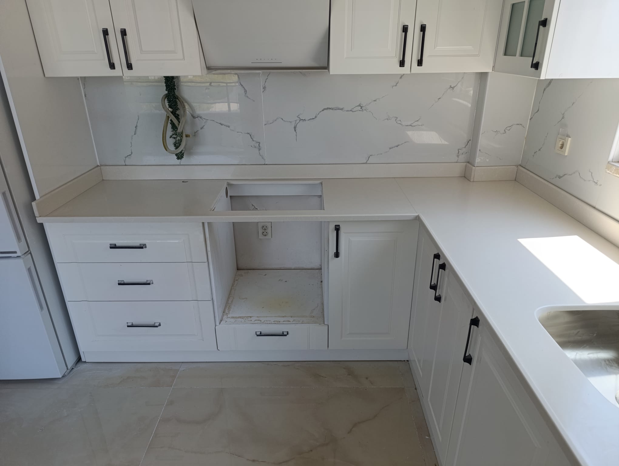 Rossa White Kuvars Calisco Mermer