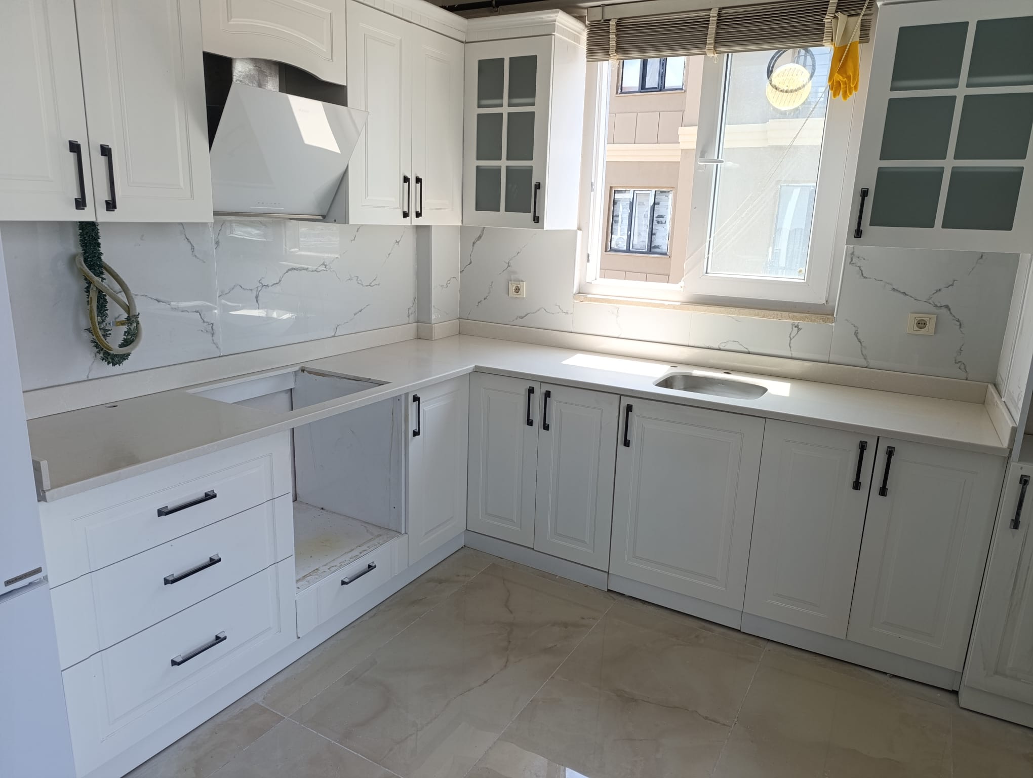 Rossa White Kuvars Calisco Mermer
