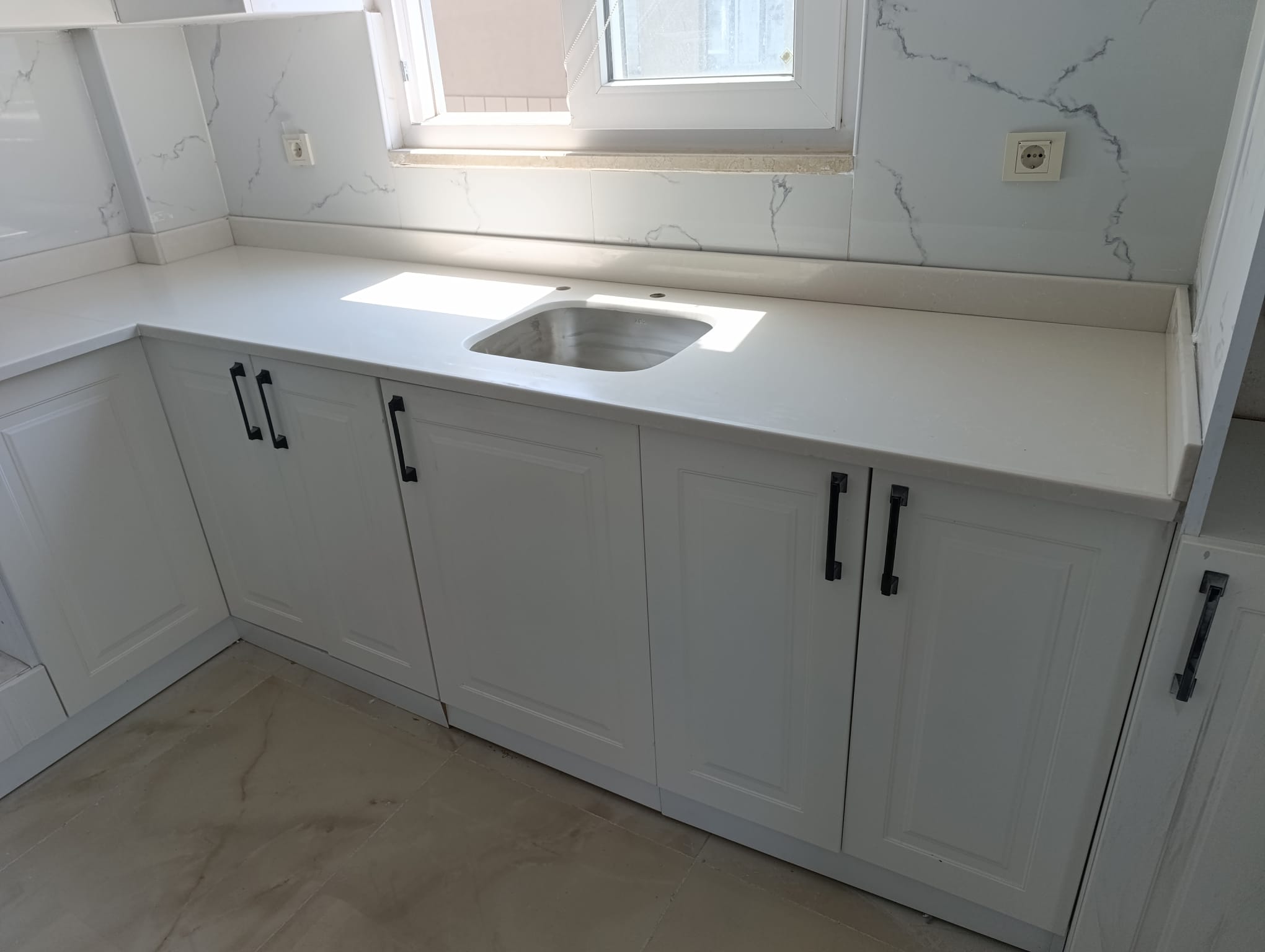 Rossa White Kuvars Calisco Mermer