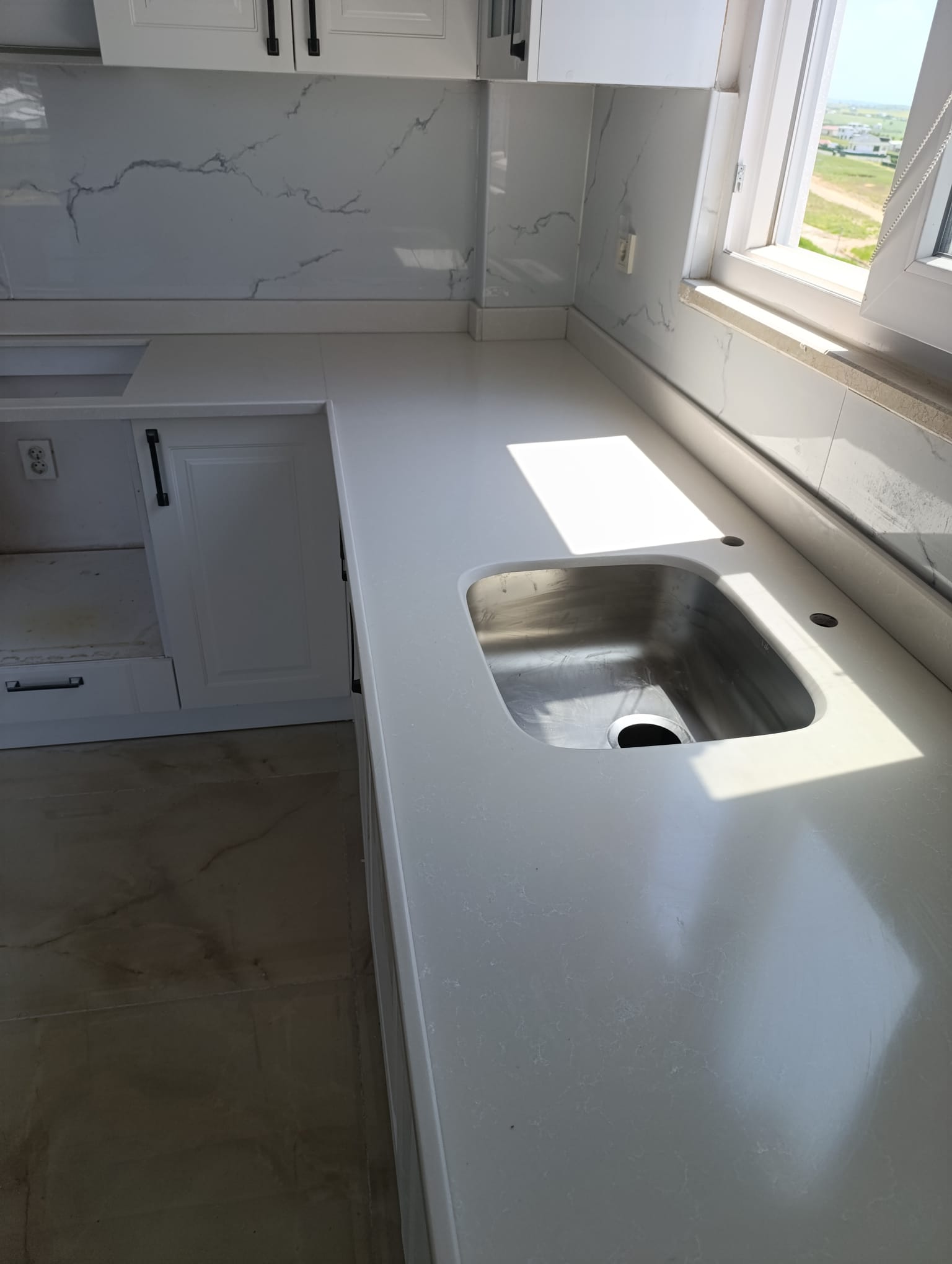 Rossa White Kuvars Calisco Mermer